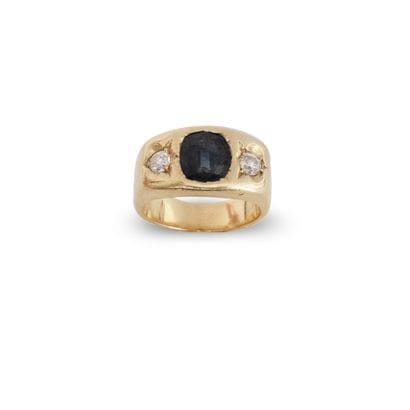 18K (750) yellow gold ring set with a cushion...