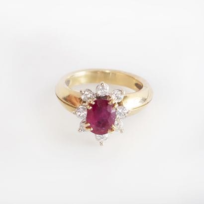 An 18K (750) yellow gold ring with a flower...