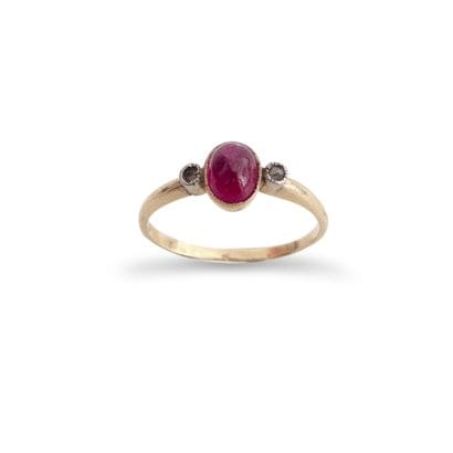 18K (750) yellow gold ring set with a cabochon...