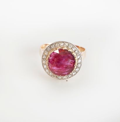 An 18K (750) yellow and white gold ring set...