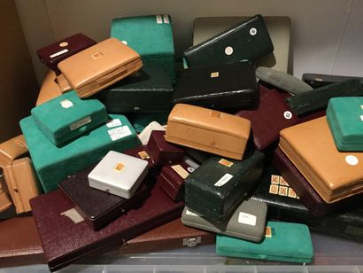 Strong lot composed of a hundred boxes of...