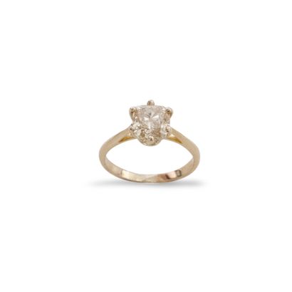 18K (750) yellow gold ring set with a square...