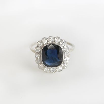 An 18K (750) white gold ring set with a cushion-cut...