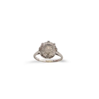 18K (750) white gold ring set with a round...