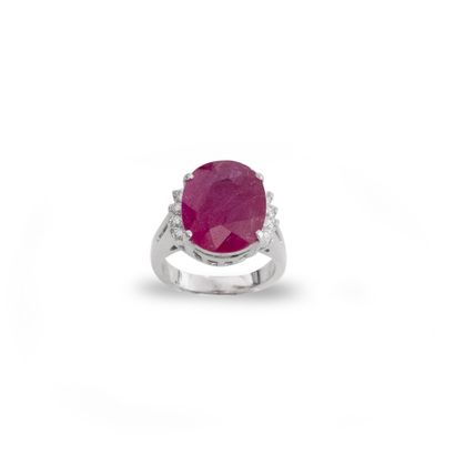 18K (750) white gold ring set with an oval...