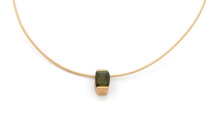 Collier cable en or jaune 18K (750) retenant...