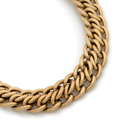 Bracelet en or jaune 18K (750) à maille enchevêtrée.
Travail...