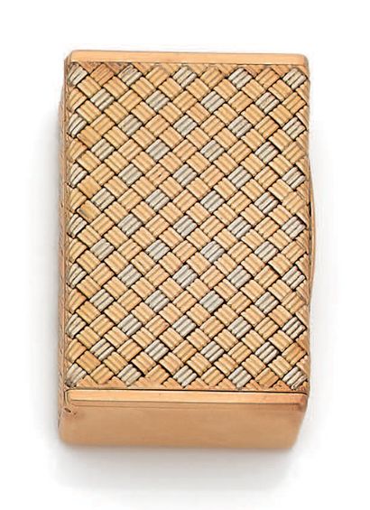 BOUCHERON.

Pilulier rectangulaire en or...