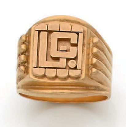 Bague chevalière en or jaune 18K (750) chiffrée...
