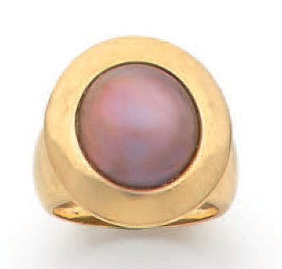 
Bague en or jaune 18K (750), le chaton rond...