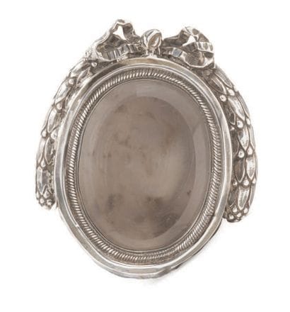 OVAL SILVER BOX Antwerp, 1785
The front is...