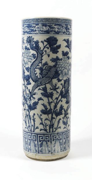 IMPOSING BLUE AND WHITE PORCELAIN VASE China,...