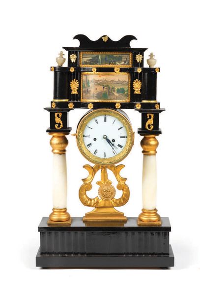 PENDULE AGRÉMENTÉE DE DEUX COLONNES ET À...