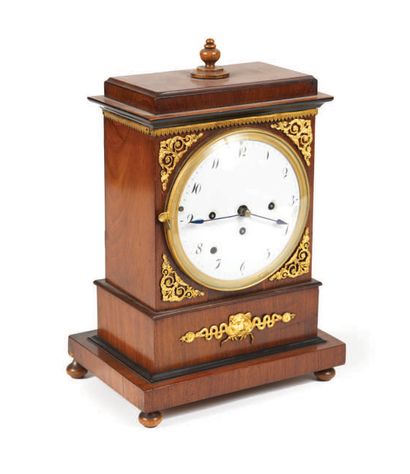 PENDULE BORNE en acajou et placage, ornée...