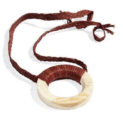 MÉLANÉSIE
PENDENTIF «Erenge» formé d'un bracelet...