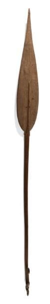 NOUVELLE GUINÉE
PAGAIE en bois sculptée à...