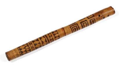 NOUVELLE GUINÉE
RARE PIPE en bambou pyrogravé...