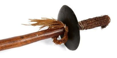 NOUVELLE GUINÉE
DEUX MASSUES en bois à disque...