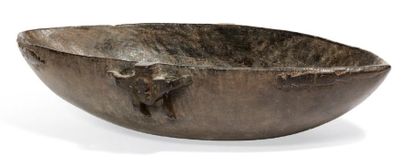 NOUVELLE GUINÉE
PLAT à Sagou en bois orné...
