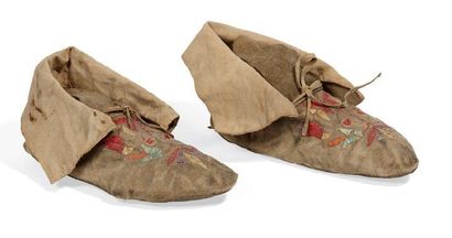 AMÉRIQUES
PAIRE DE MOCASSINS en cuir de daim...