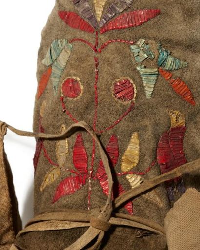 AMÉRIQUES
PAIRE DE MOCASSINS en cuir de daim...