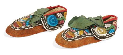 AMÉRIQUES
PAIRE DE MOCASSINS en cuir, tissu...