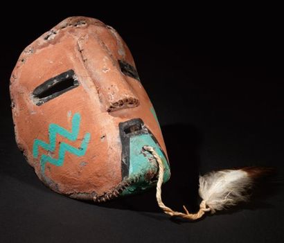 AMÉRIQUES
MASQUE de danse en cuir cousu représentant...