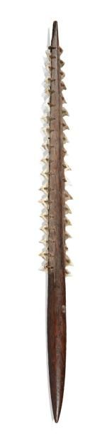 MICRONÉSIE
EPÉE COURTE en bois ornée de dents...