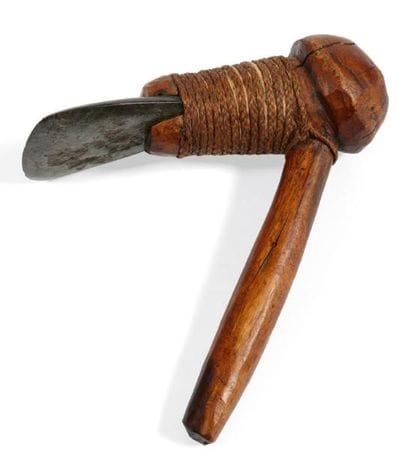 MÉLANÉSIE
HERMINETTE de sculpteur en bois,...