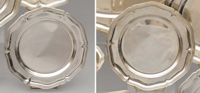 Suite de huit dessous d'assiettes en argent...