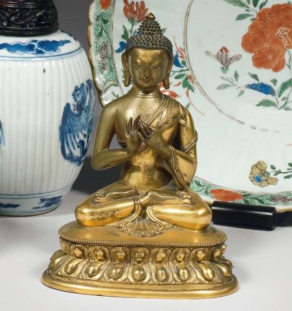 Statuette de bouddha assis en padmasana sur...