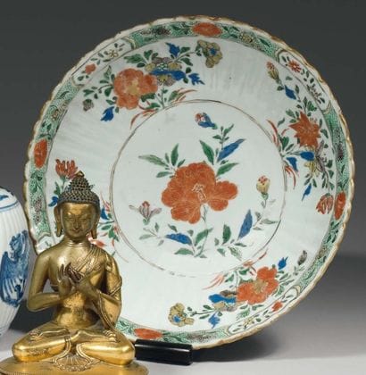 Coupe lobée en porcelaine blanche décorée...