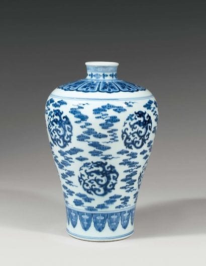 Vase de forme meiping en porcelaine blanche...