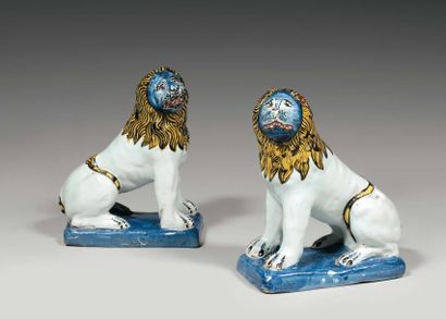Rouen. Paire de lions assis sur des terrasses...