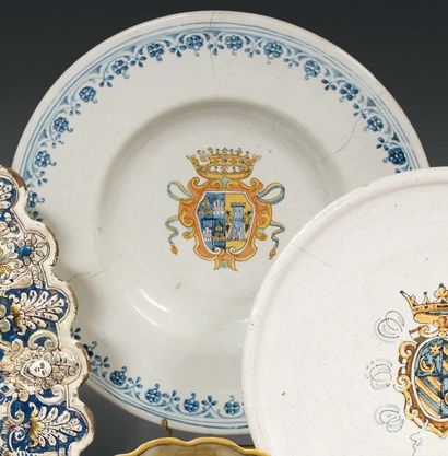 Italie. Plat rond à décor polychrome au centre...