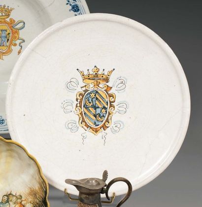 Faenza. Coupe tazza à décor polychrome a...