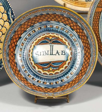 Sienne ou Deruta. Petite coupe à décor polychrome...