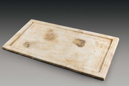 Table d'autel. Elle est rectangulaire, à...