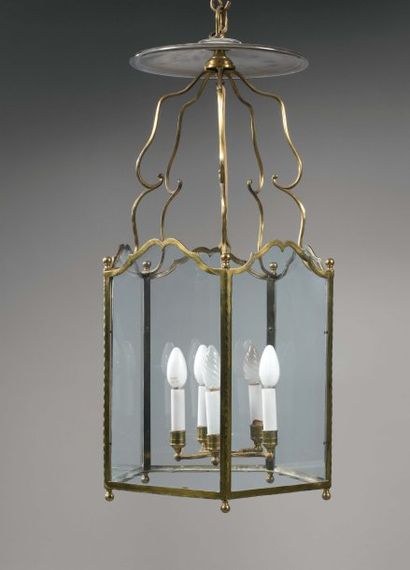 Lanterne de forme hexagonale en bronze ciselé....