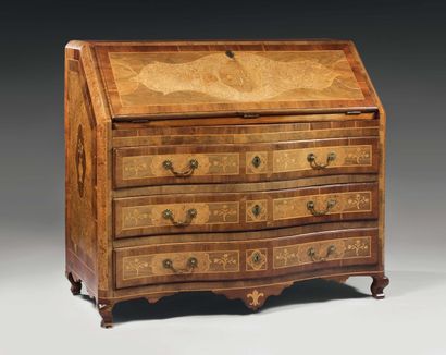 Commode Scriban de forme galbée en façade...