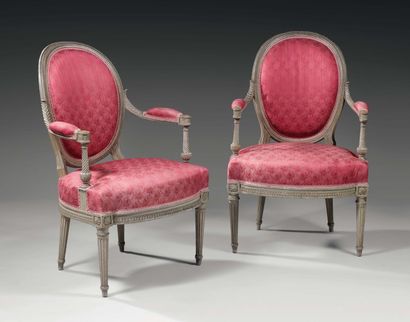 Paire de fauteuils à dossier médaillon en...