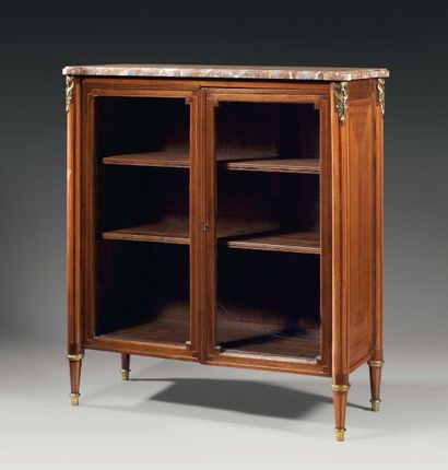 Bibliotheque basse de forme rectangulaire...