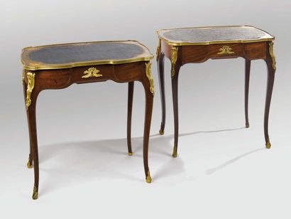 Deux tables formant pendants de forme galbée...