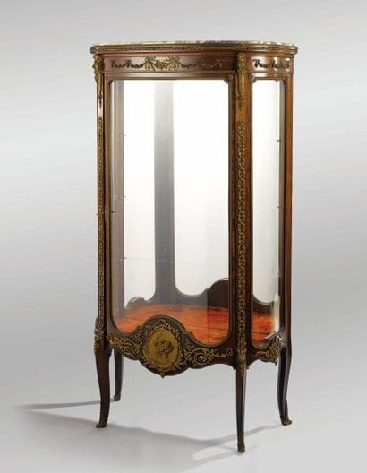 Vitrine de forme demi-lune en acajou et placage...
