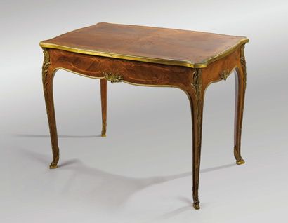 Table de milieu de forme galbée en placage...