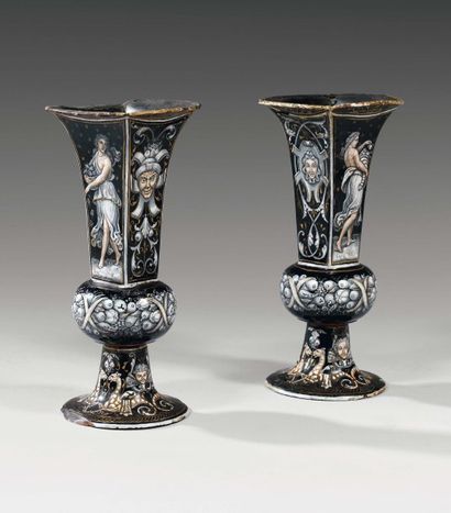 Paire de vases de forme cornet à pans coupés...