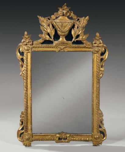 Miroir à léger fronton en bois doré mouluré...
