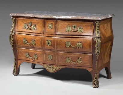 Commode de forme galbée en placage de bois...