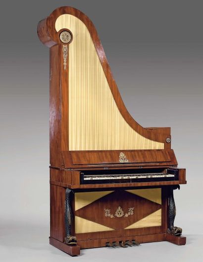 Piano forte de forme galbée en acajou, placage...