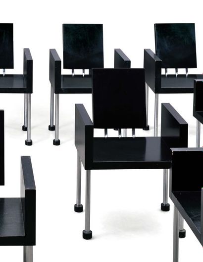 Suite de huit fauteuils modèle 